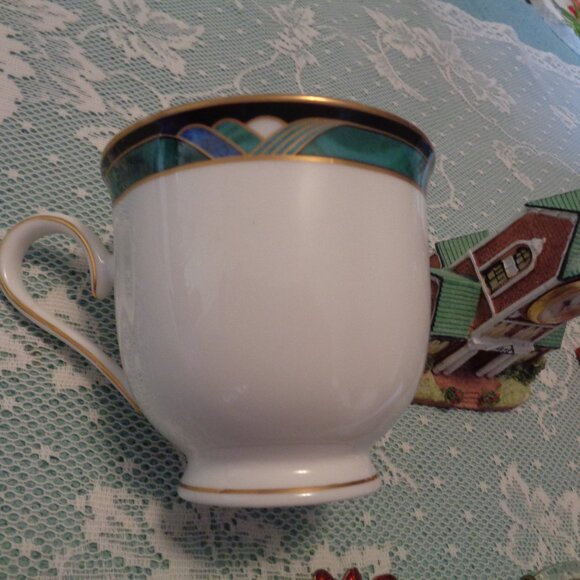 CHRISTMAS PIN TOWER CLOCK ENGLISH CUP GLASS WREATHE BOX LOT - Picture 10 of 15